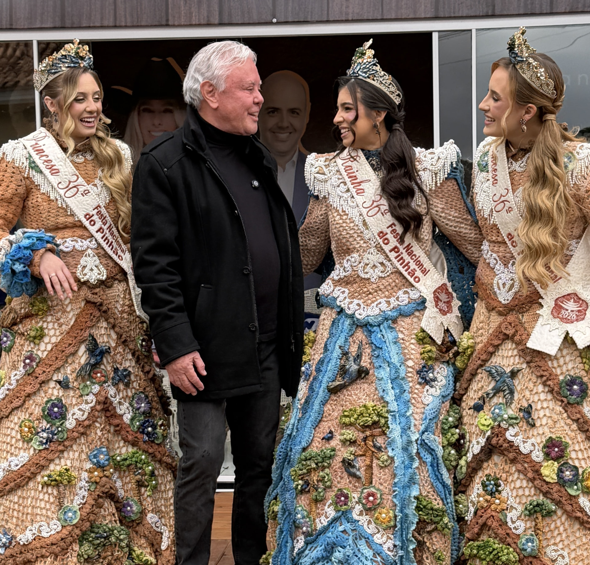 Paulo Alceu com rainha e princesas da Festa Nacional do Pinhão